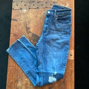 EUC | Levi’s 721 High Rise Distressed Skinny Jean W30 L30